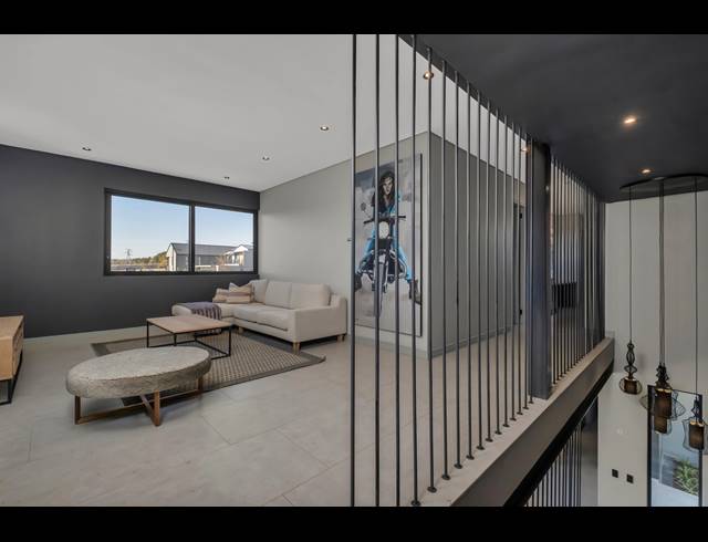 5 BEDROOM HOUSE FOR SALE IN HELDERFONTEIN ESTATE